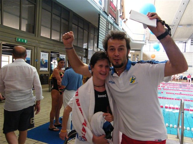 Marty e Andrea esultanti dopo la vittoria nei 100 stile